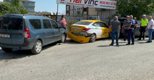 Kocaeli'de taksiyle çarpışan otomobildeki kadın yaralandı