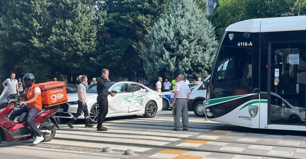 Kocaeli'de tramvay otomobile çarptı: 3 yaralı