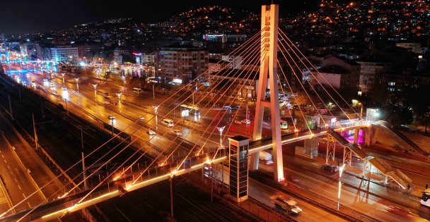 Kocaeli'de üst geçitler turuncuya büründü