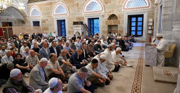 Kocaeli'de vatandaşlar bayram namazı için camileri doldurdu