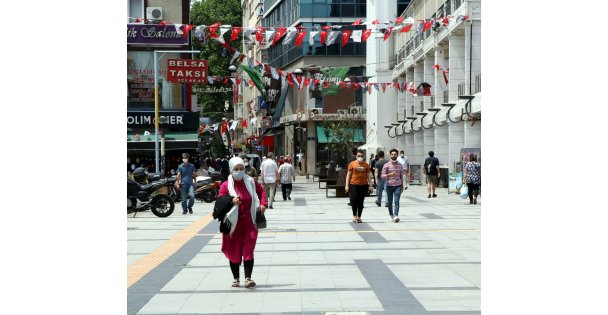 Kocaeli'de vatandaşlar hafta sonunda ilk kez sokağa çıktı