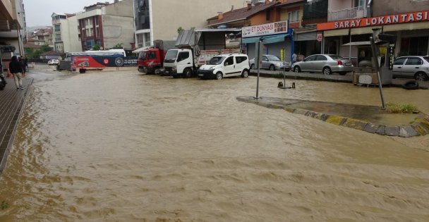 Kocaeli'de Yağmur Caddeleri Göle Çevirdi