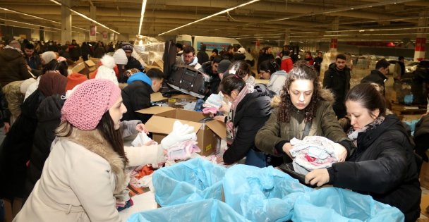 Kocaeli'den deprem bölgelerine 60 tır gönderildi