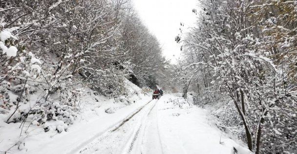 Kocaeli'nin dağlarına lapa lapa kar yağıyor