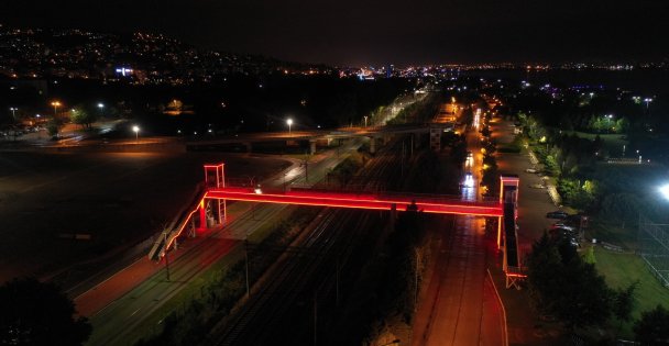 Kocaeli'nin üst geçitleri  kırmızı renkle ışıklandırıldı