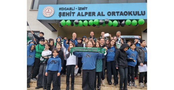 Kocaelisporlu futbolcular öğrenciler ile buluştu