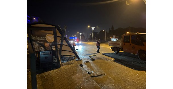 Kontrolden çıkan araç durağa daldı