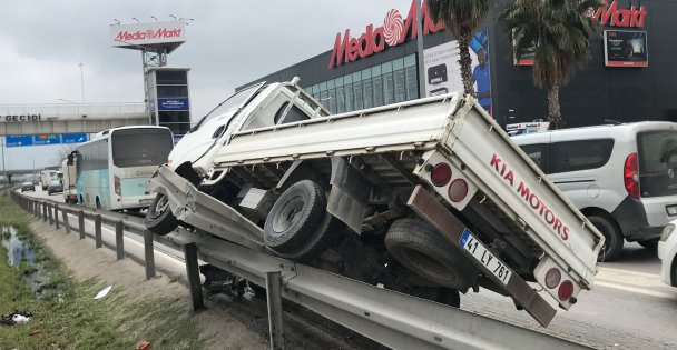 Kontrolden Çıkan Kamyonet Bariyerlere Çarparak Durabildi (videolu haber)