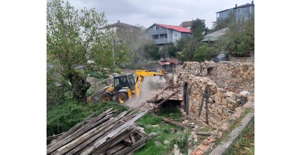 Körfez'de metruk binalar yıkılıyor