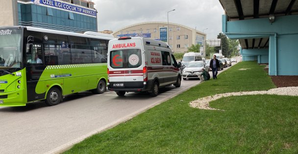 Koşarak Karşıya Geçen Yaya Otomobilin Aynasına Çarpıp Yaralandı