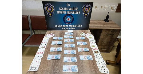 Kumar oynarken suçüstü yakalandılar