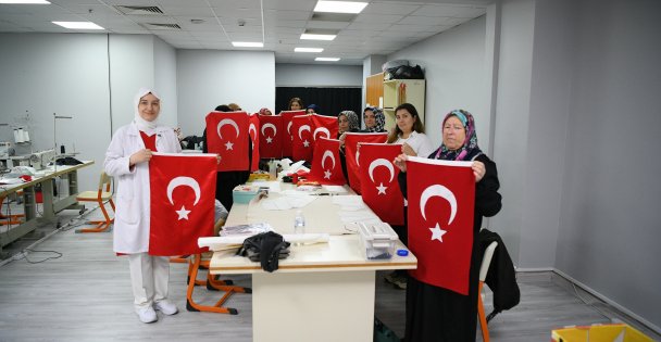 Kursiyerler, Cumhuriyet Bayramı öncesinde bayrak dikiyor