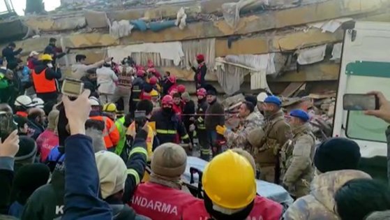 Kurtarma ekibinden küçük Muhammet'e: 'Işığı ne taraftan görüyorsun?”