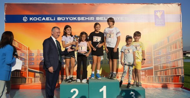 Kuşaklar arası bağları güçlendirmek amacıyla 7'den 70'e atletizm pistinde yarıştılar