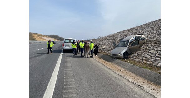 Kuzey Marmara'da kazaya karışan otomobil istinat duvarına çıktı