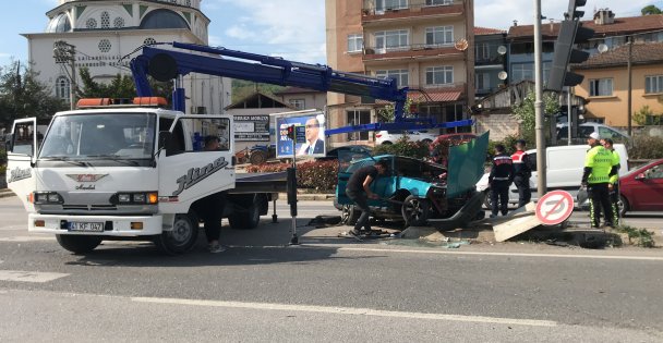 Lastiği Kopan Otomobil Trafik Lambaları Direğine Çarptı: 2'Si Çocuk 4 Yaralı