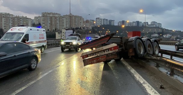 Makaslama yapan tırdan konteyner düştü, dorse bariyerlere girdi: 1 yaralı