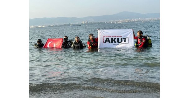 Marmara depreminin 24. yıl dönümünde batık şehre dalarak bayrak açtılar