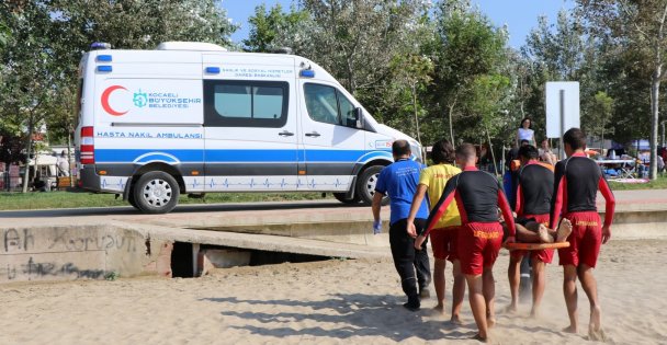 Mavi ambulanslar yaz sezonu boyunca tatilcilerin en zor anlarında yanlarındaydı