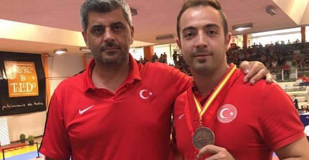 Mehmet Akdeniz'den bronz çıkardı