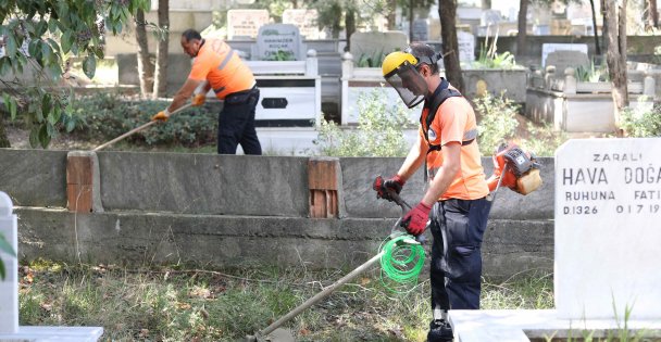 Mezarlıklarda bakım ve onarımı yapılıyor