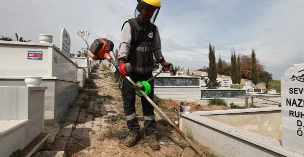 Mezarlıklarda bayram öncesi çalışmalar