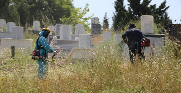 Mezarlıklarda Ve Camilerde Bayram Temizliği