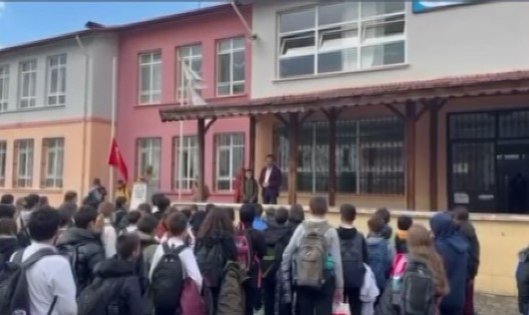 Minik öğrenci Atatürk'ün Öğretmenler Günü'nü böyle kutladı