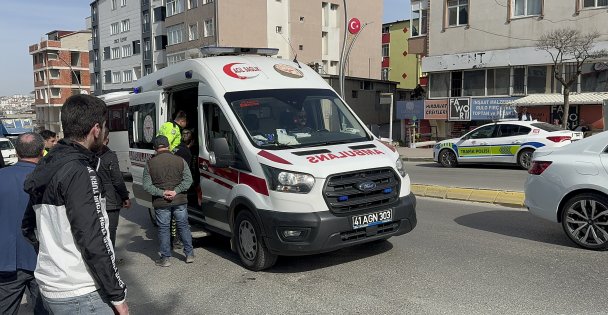 Motosiklet sürücüsü yayaya çarptı