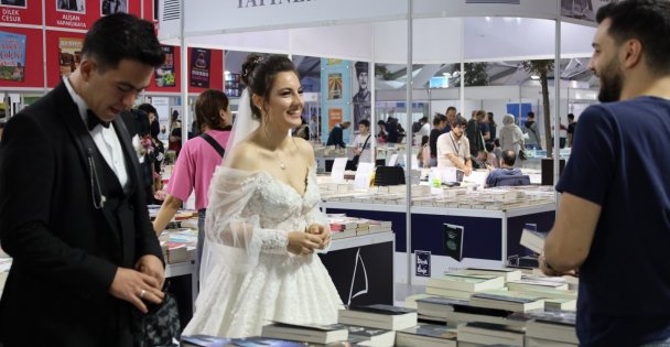 Nikah sonrası soluğu kitap fuarında aldılar