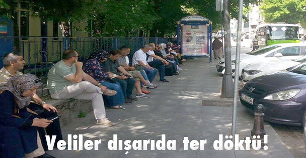 Öğrenciler içeride Veliler dışarıda ter döktü!