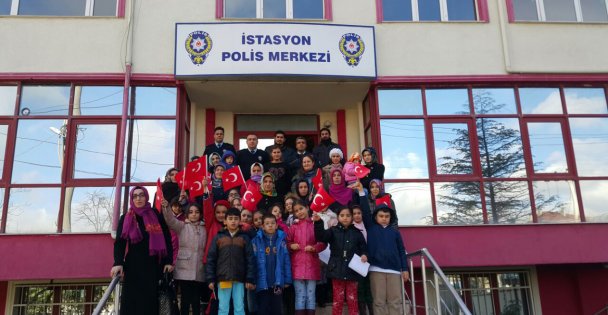 Öğrenciler, polis amcalarının yanında