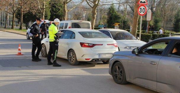 Okul çevresinde yapılan denetimlerde uyuşturucu ele geçirildi