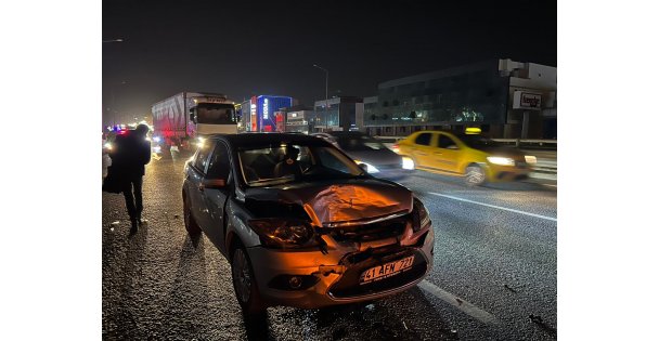 Oto çekici ile iki otomobilin karıştığı kazada 2 kişi yaralandı