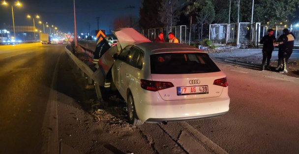 Otomobil bariyere saplandı, sürücü hafif yaralandı