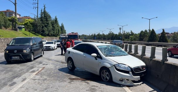 Otomobil refüje çarptı: 3 yaralı