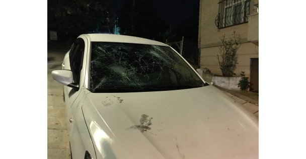 Otomobilin Camlarını Kırdılar, 2 Kişiyi Bıçakla Yaraladılar