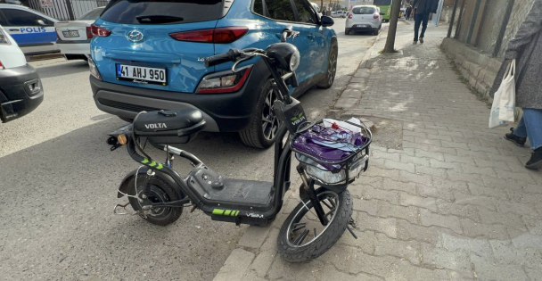 Otomobilin çarptığı elektrikli motorlu bisiklet sürücüsü yaralandı