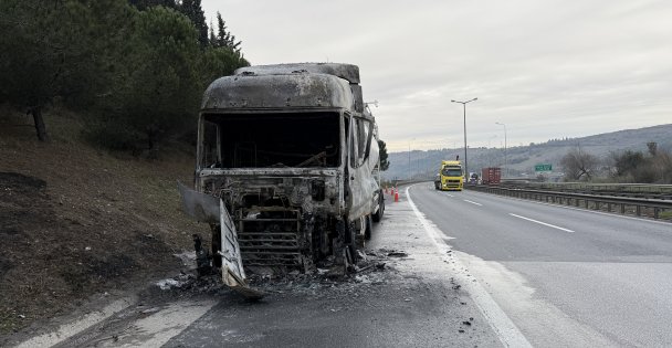 Otoyolda alev alan tırdan geriye demir yığını kaldı