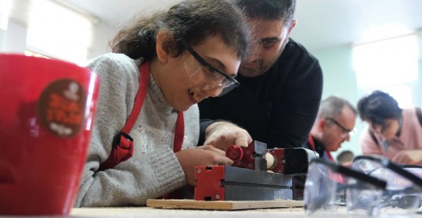 Özel çocuklara, ahşap oyuncak atölyesi etkinliği