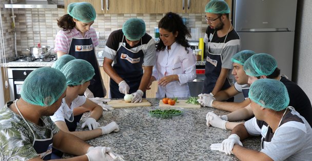 Özel öğrenciler kendi ektikleri sebzeler ile yemek yaptı