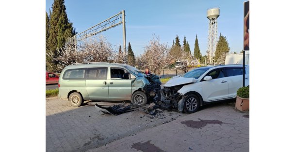 Panelvan ile SUV araç kafa kafaya çarpıştı: 2 yaralı