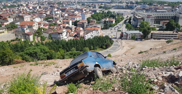 Park Halinde Freni Boşalan Otomobil Uçuruma Devrildi