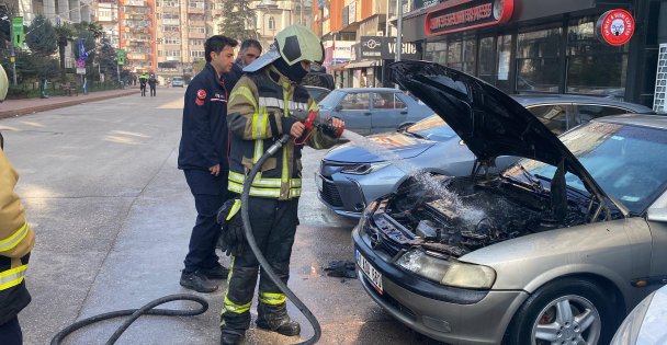 Park halindeki otomobilde yangın çıktı