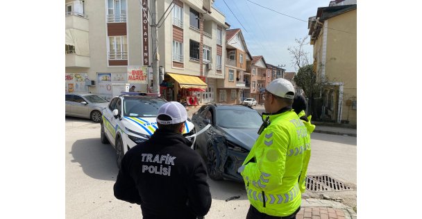 Polis otosu ile otomobil çarpıştı, şans eseri yaralanan olmadı