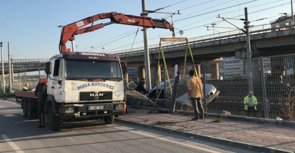 Raylara düşen otomobil, tren seferlerini aksattı