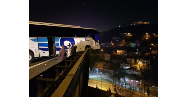 Refüje çarpan otobüs viyadükte asılı kaldı: 6 yaralı