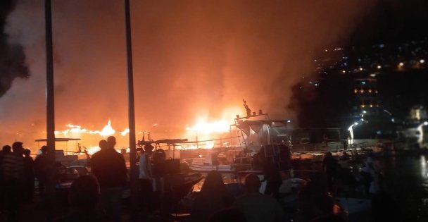 Restoran alev alev yandı, geriye iskeleti kaldı