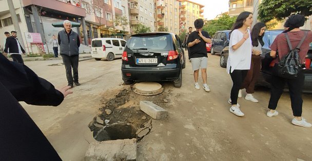 Rögar Kapağına Takılan Otomobilin Hava Yastıkları Patladı: 2 Kişi Yaralandı