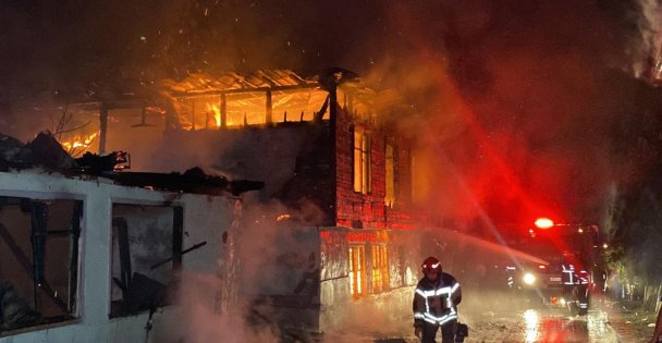 Sabaha karşı yangın paniği: İki ahşap ev kül oldu